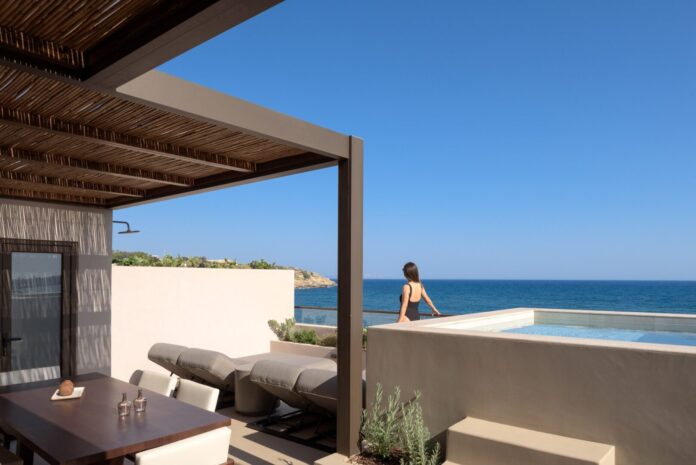 Minimalist Balkon Tasarımı 5m²'de Huzurlu Bir Kaçış Alanı (1)