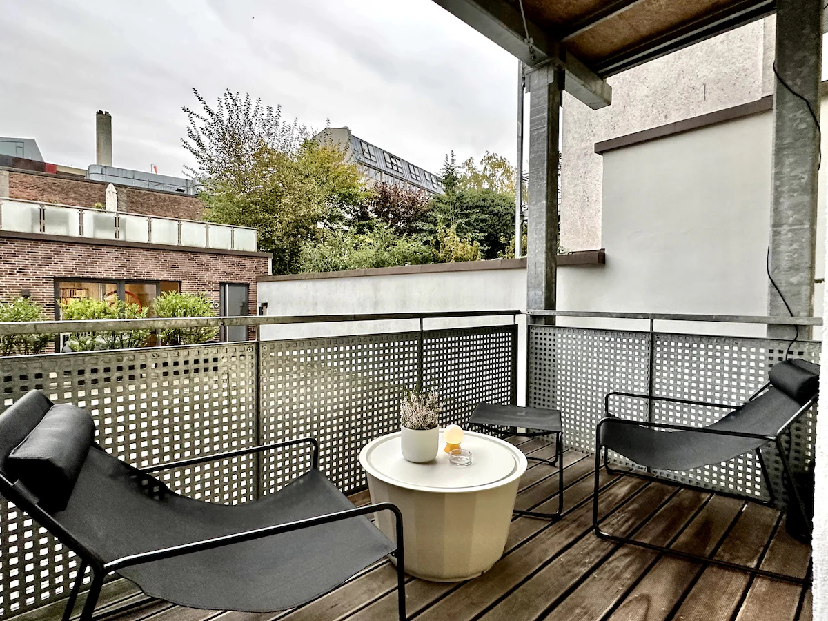 Minimalist Balkon Tasarımı 5m²'de Huzurlu Bir Kaçış Alanı (1)