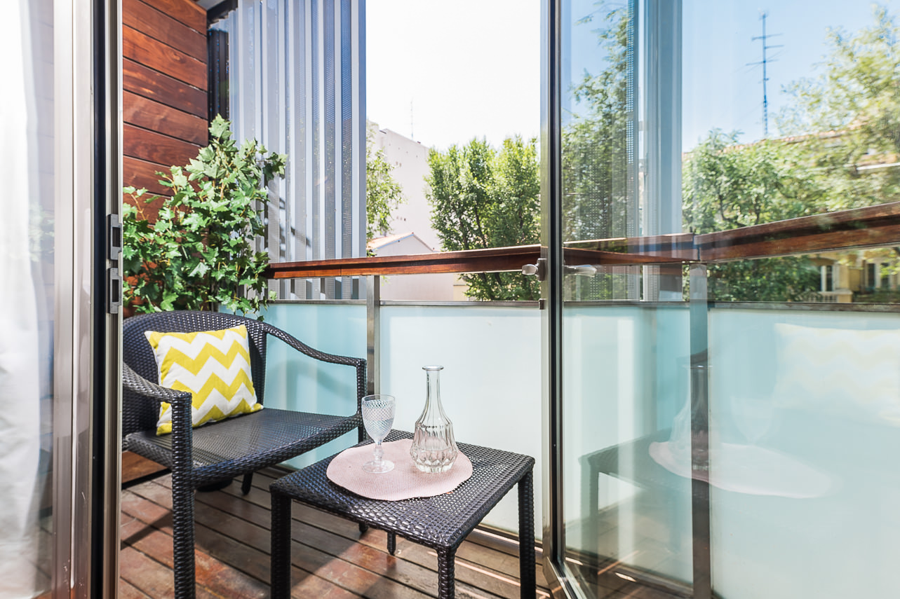 Minimalist Balkon Tasarımı 5m²'de Huzurlu Bir Kaçış Alanı (2)